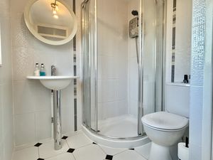 Master En-suite- click for photo gallery